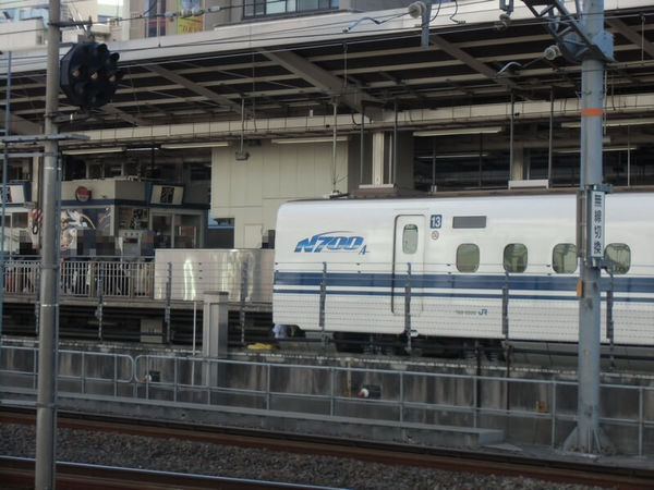 名古屋駅13番ホームから新幹線.JPG