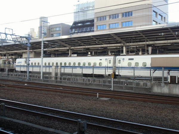名古屋駅13番ホームから新幹線2.jpg