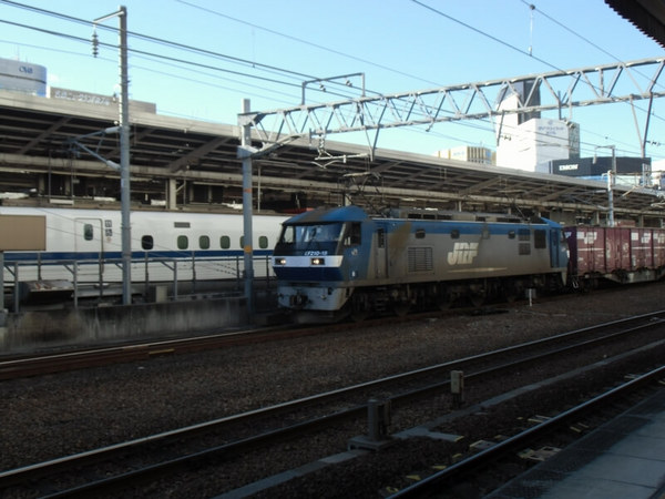 名古屋駅新幹線と貨物列車.jpg