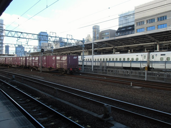 名古屋駅新幹線と貨物列車2.jpg