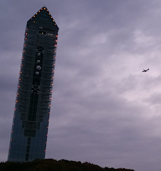 東山タワーと飛行機.jpg